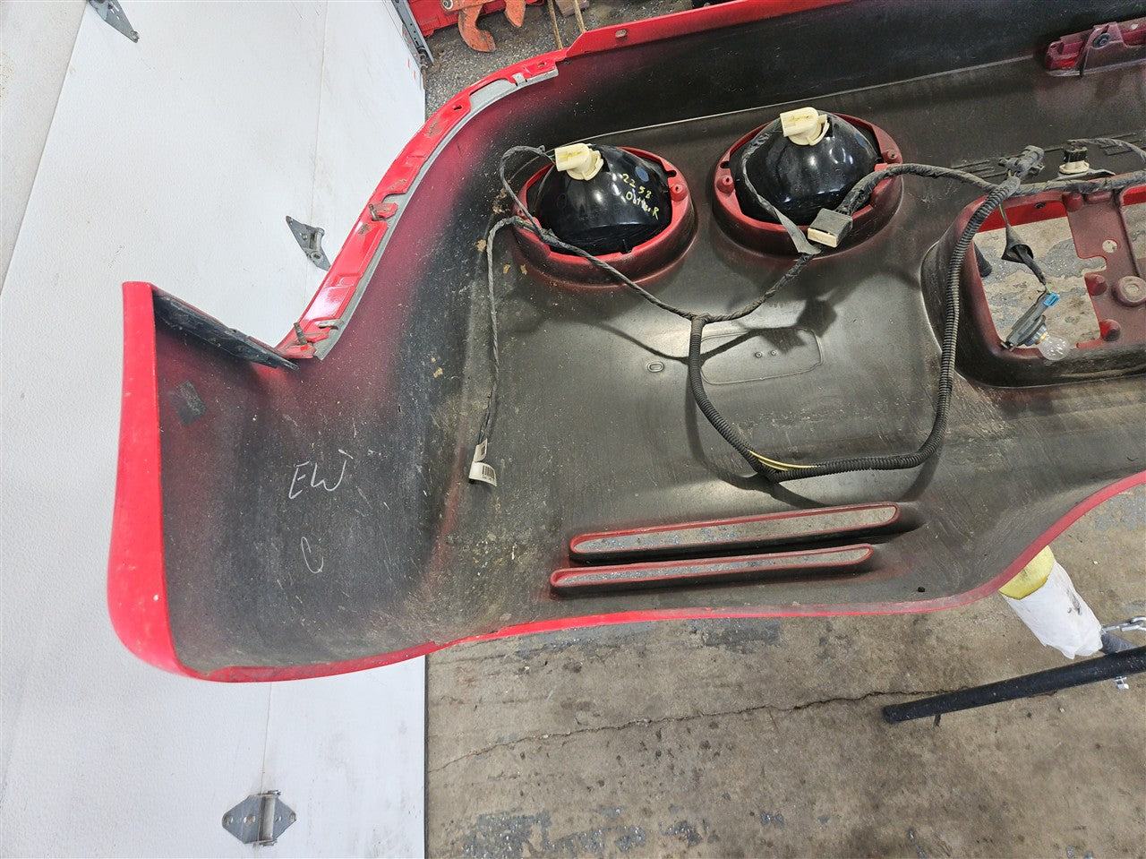 1999 CORVETTE REAR BUMPER TORCH RED NICE W/REBAR 33953 - image 15