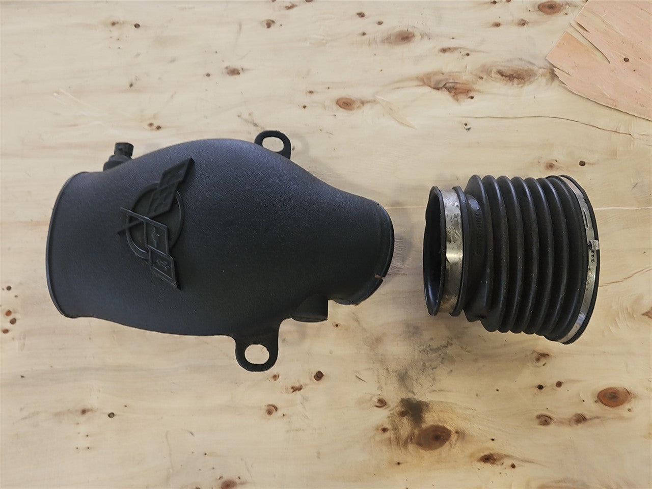 1999 CORVETTE OEM AIR INTAKE BRIDGE DUCT & BELLOWS 33958 - image 5