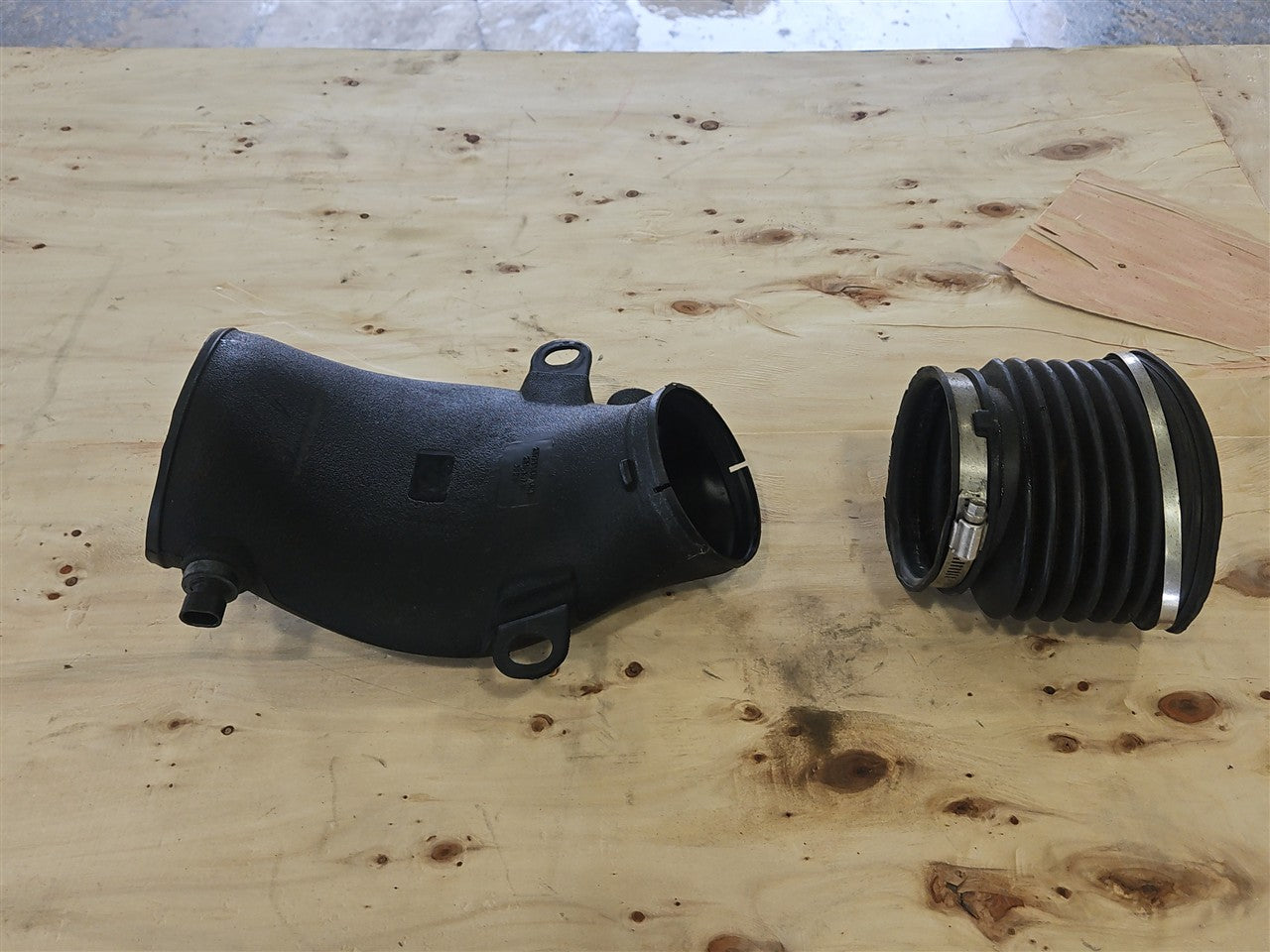 1999 CORVETTE OEM AIR INTAKE BRIDGE DUCT & BELLOWS 33958 - image 6