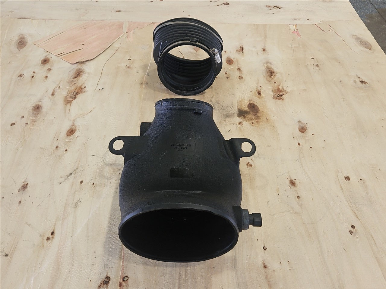 1999 CORVETTE OEM AIR INTAKE BRIDGE DUCT & BELLOWS 33958 - image 7