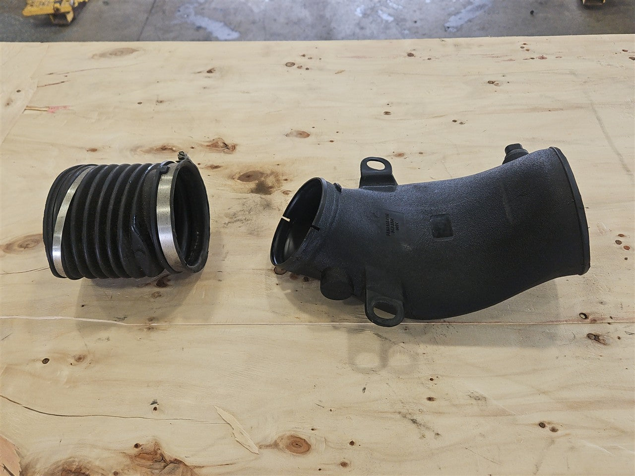 1999 CORVETTE OEM AIR INTAKE BRIDGE DUCT & BELLOWS 33958 - image 8