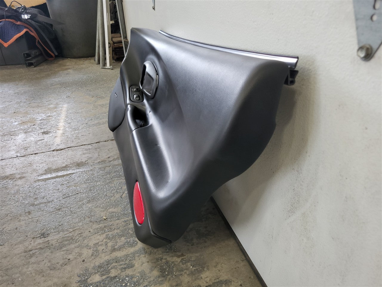 1999 CORVETTE RH DOOR PANEL BLACK W/ WINDOW SWITCH 33961 - image 3
