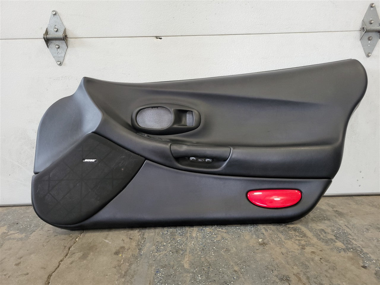 1999 CORVETTE RH DOOR PANEL BLACK W/ WINDOW SWITCH 33961 - image 7