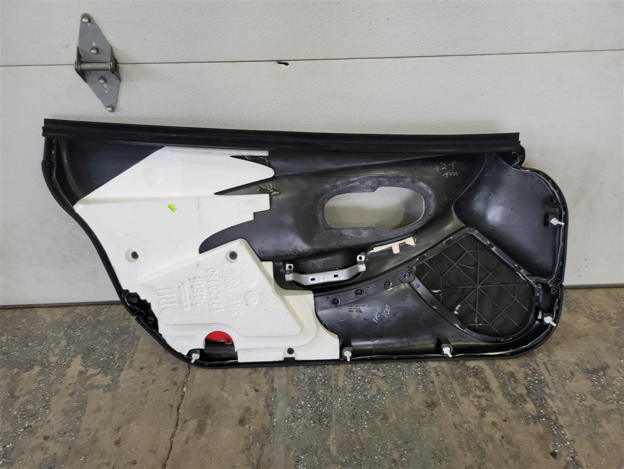 1999 CORVETTE RH DOOR PANEL BLACK W/ WINDOW SWITCH 33961 - image 8