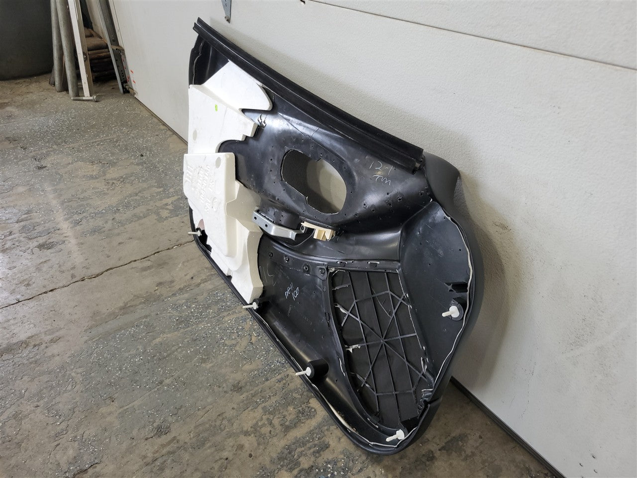 1999 CORVETTE RH DOOR PANEL BLACK W/ WINDOW SWITCH 33961 - image 9