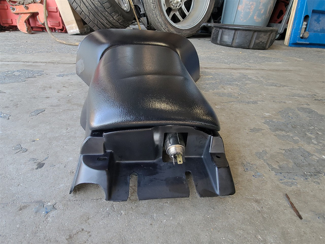 1999 CORVETTE CENTER CONSOLE BARE BLACK LID W/KEY 33971 - image 3
