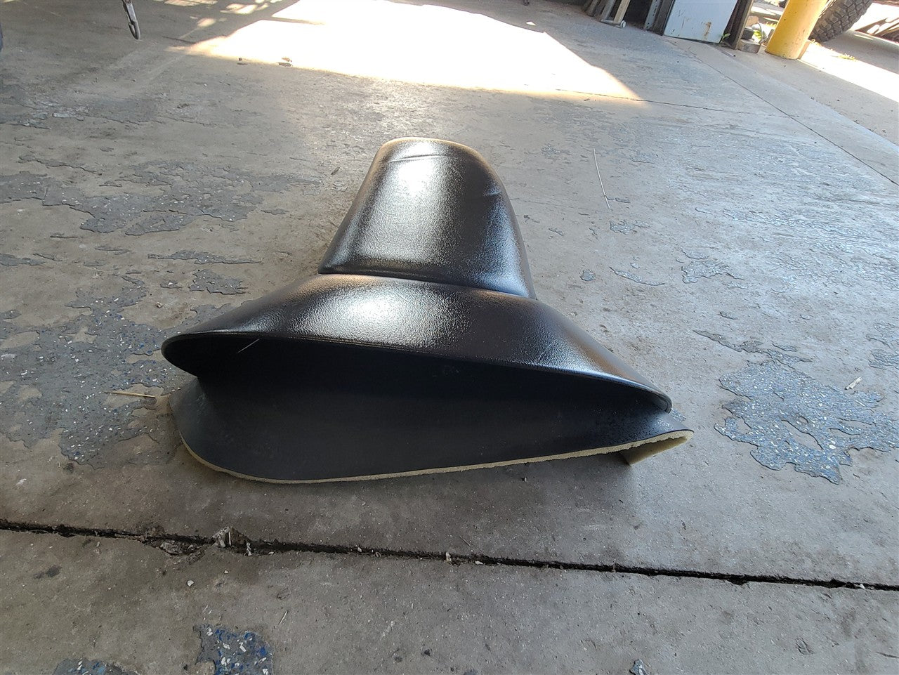 1999 CORVETTE CENTER CONSOLE BARE BLACK LID W/KEY 33971 - image 7
