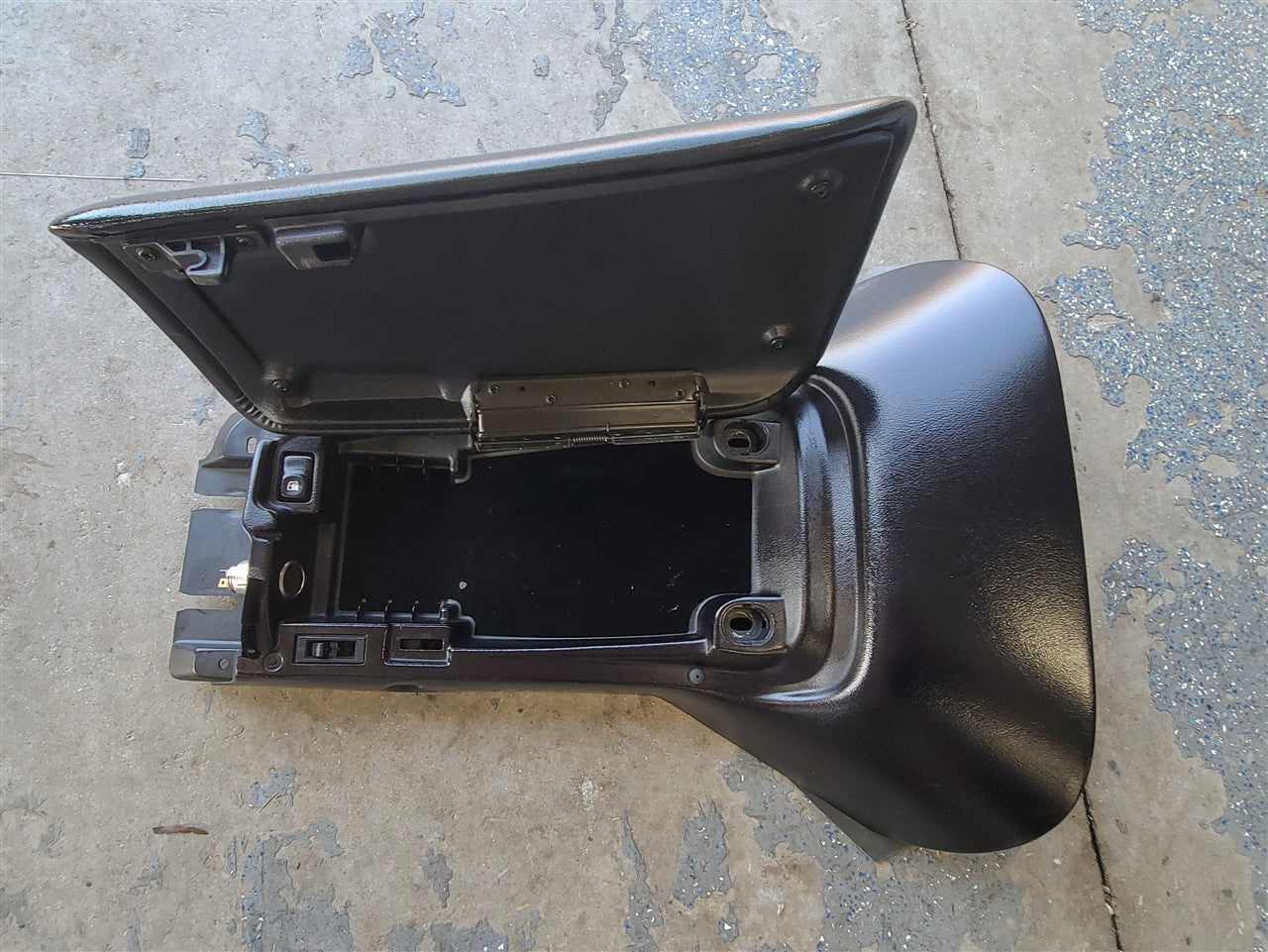 1999 CORVETTE CENTER CONSOLE BARE BLACK LID W/KEY 33971 - image 9