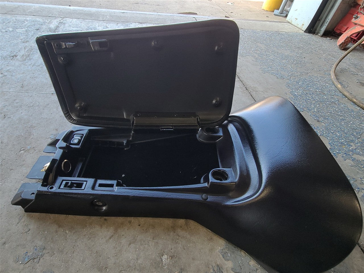 1999 CORVETTE CENTER CONSOLE BARE BLACK LID W/KEY 33971 - image 10