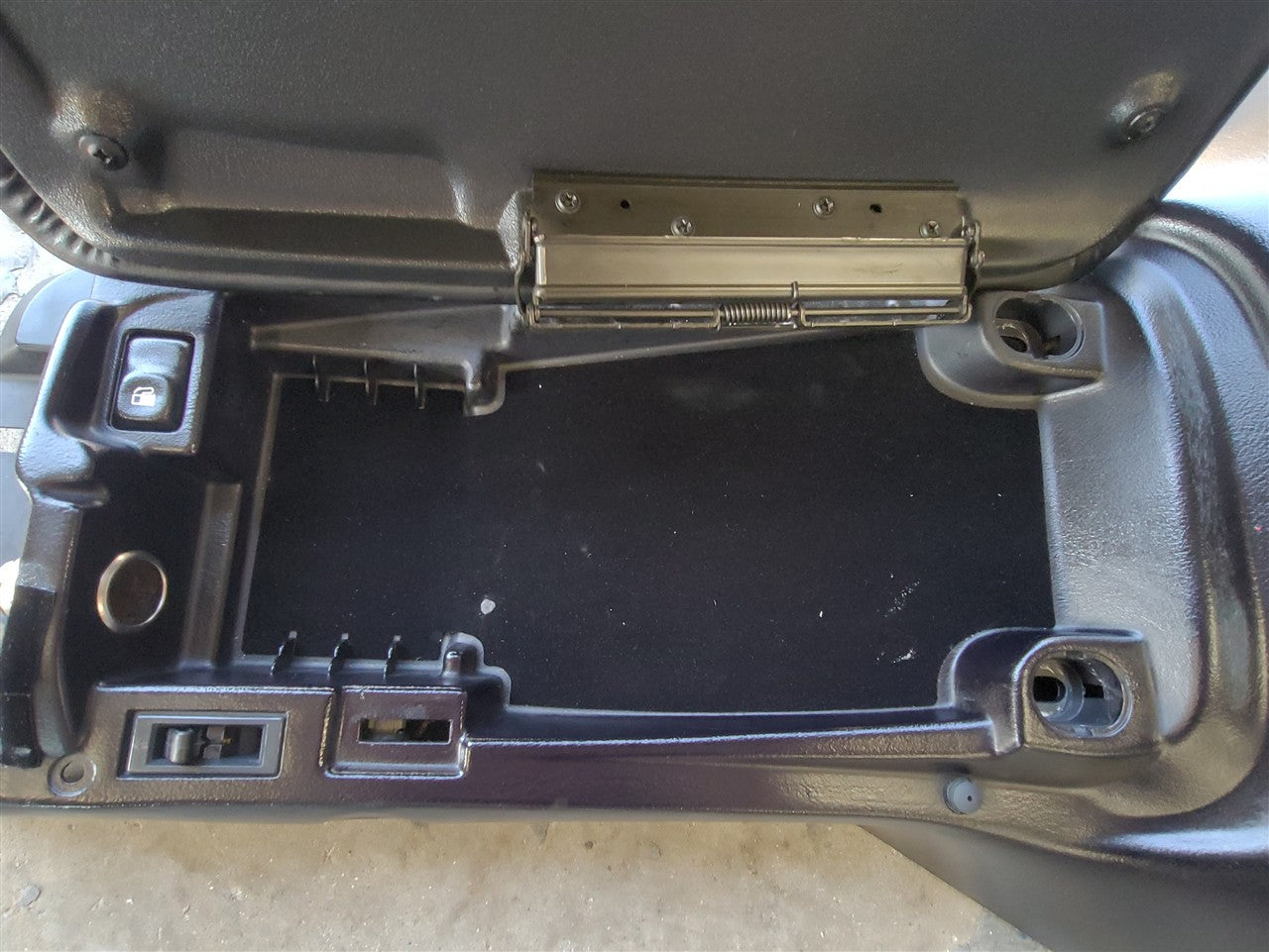 1999 CORVETTE CENTER CONSOLE BARE BLACK LID W/KEY 33971 - image 11