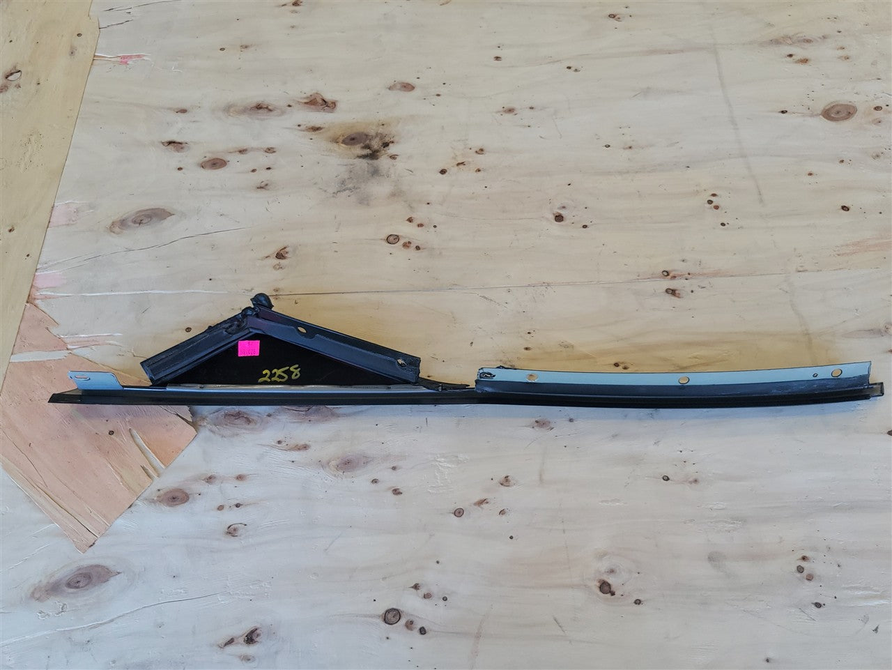 1999 CORVETTE LH EXTERIOR A PILLAR TRIM MOLDING 33974 - image 7