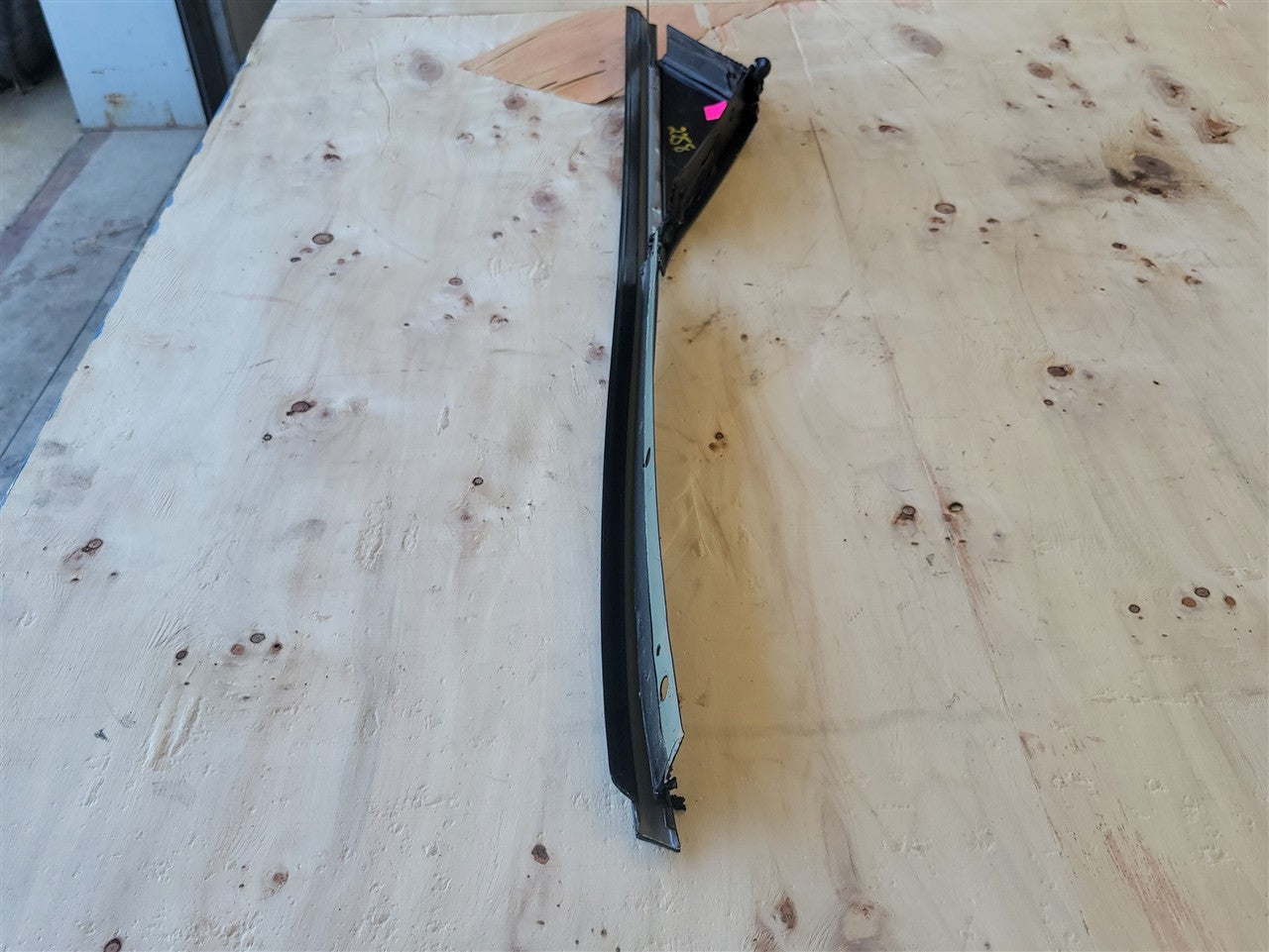 1999 CORVETTE LH EXTERIOR A PILLAR TRIM MOLDING 33974 - image 9