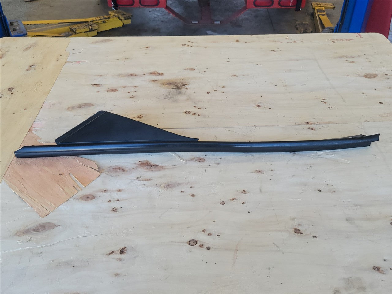 1999 CORVETTE RH EXTERIOR A PILLAR TRIM MOLDING 33975 - image 1
