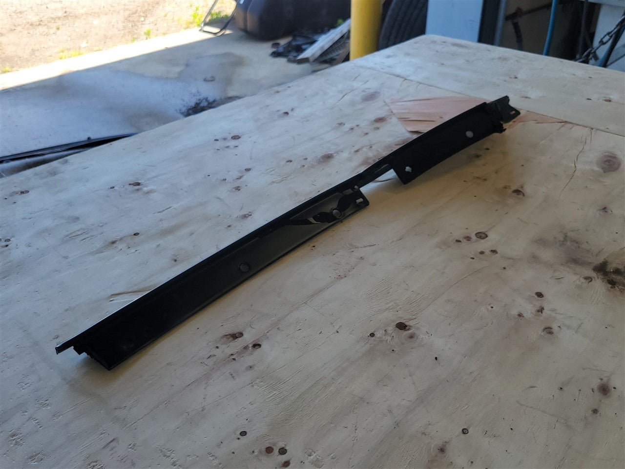 1999 CORVETTE RH EXTERIOR A PILLAR TRIM MOLDING 33975 - image 4