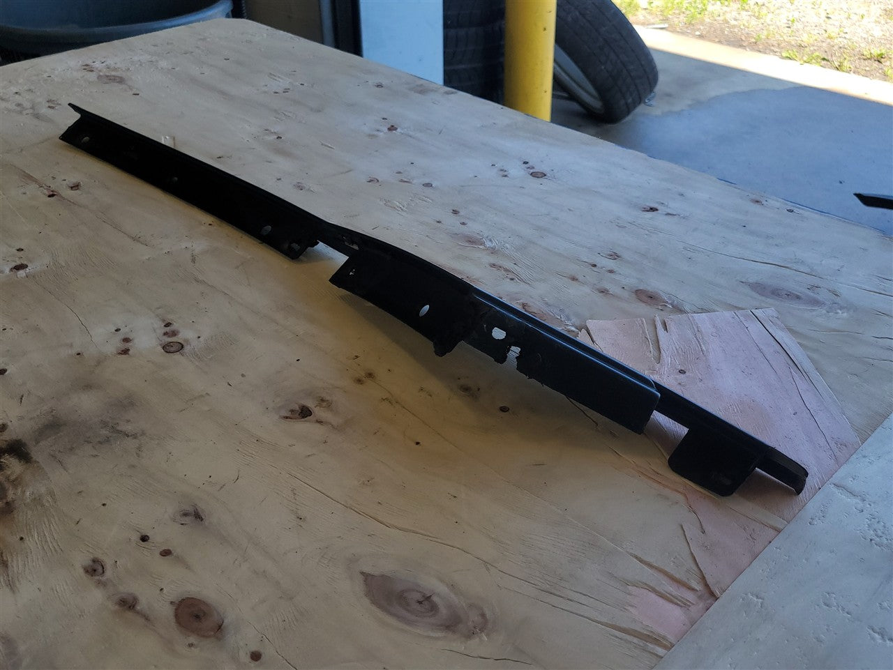 1999 CORVETTE RH EXTERIOR A PILLAR TRIM MOLDING 33975 - image 6