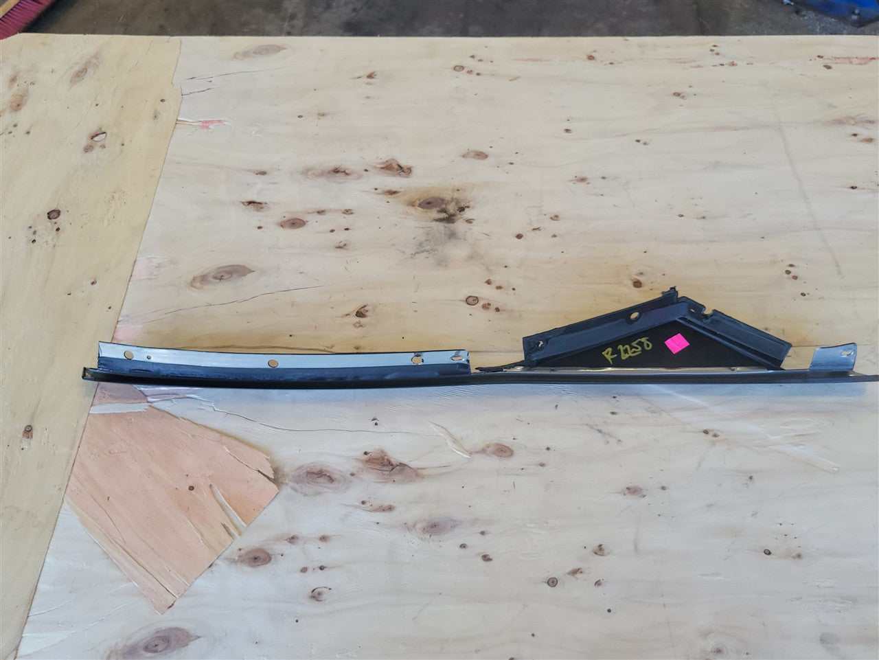 1999 CORVETTE RH EXTERIOR A PILLAR TRIM MOLDING 33975 - image 9