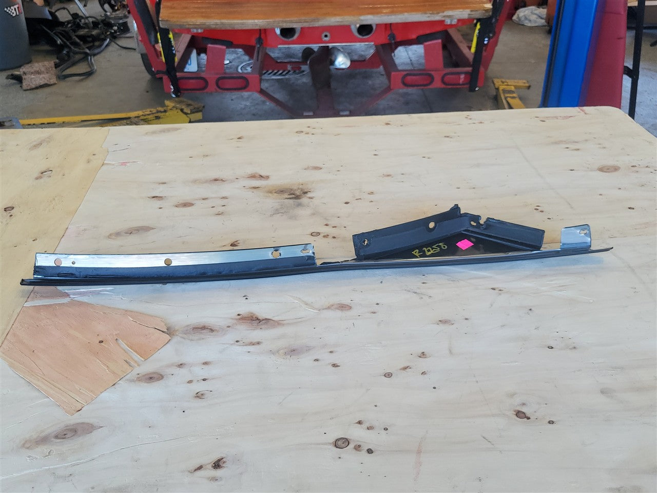 1999 CORVETTE RH EXTERIOR A PILLAR TRIM MOLDING 33975 - image 10