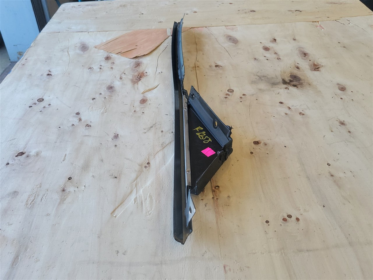 1999 CORVETTE RH EXTERIOR A PILLAR TRIM MOLDING 33975 - image 11