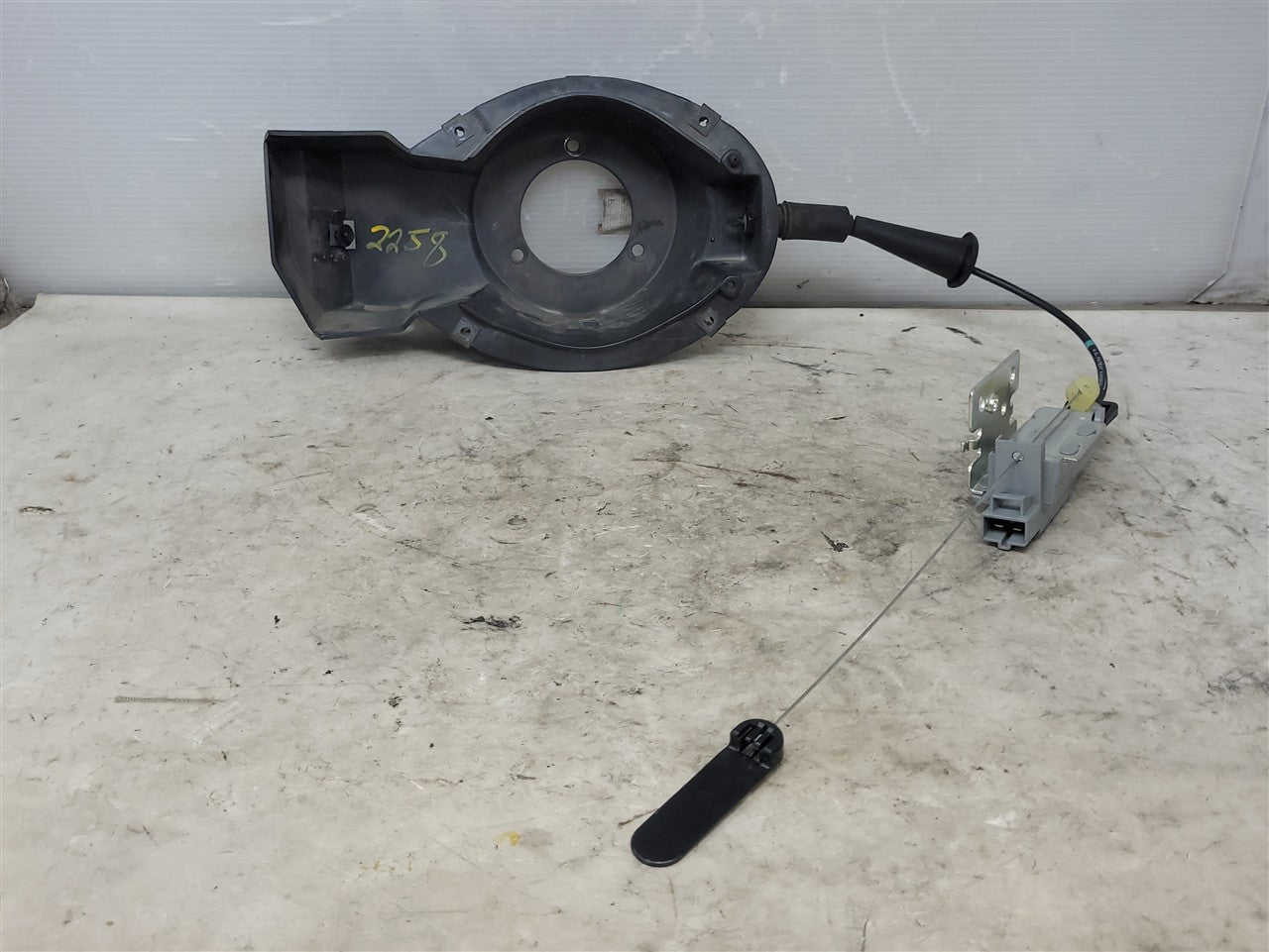 1999 CORVETTE FUEL DOOR LATCH RELEASE ACTUATOR 33984 - image 1