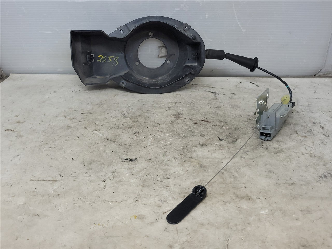 1999 CORVETTE FUEL DOOR LATCH RELEASE ACTUATOR 33984 - image 2