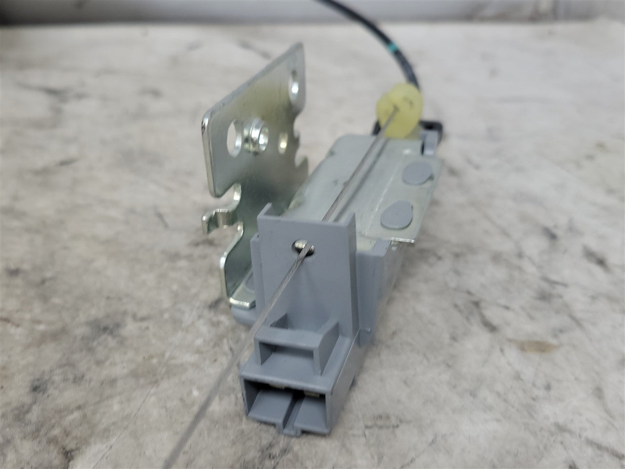 1999 CORVETTE FUEL DOOR LATCH RELEASE ACTUATOR 33984 - image 5