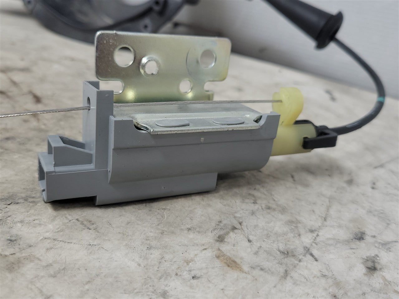 1999 CORVETTE FUEL DOOR LATCH RELEASE ACTUATOR 33984 - image 6