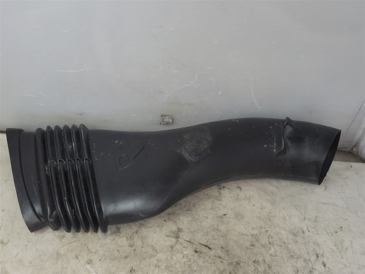 1999 CORVETTE RH PASSENGE FRONT BRAKE COOLING DUCT 33990 - image 1