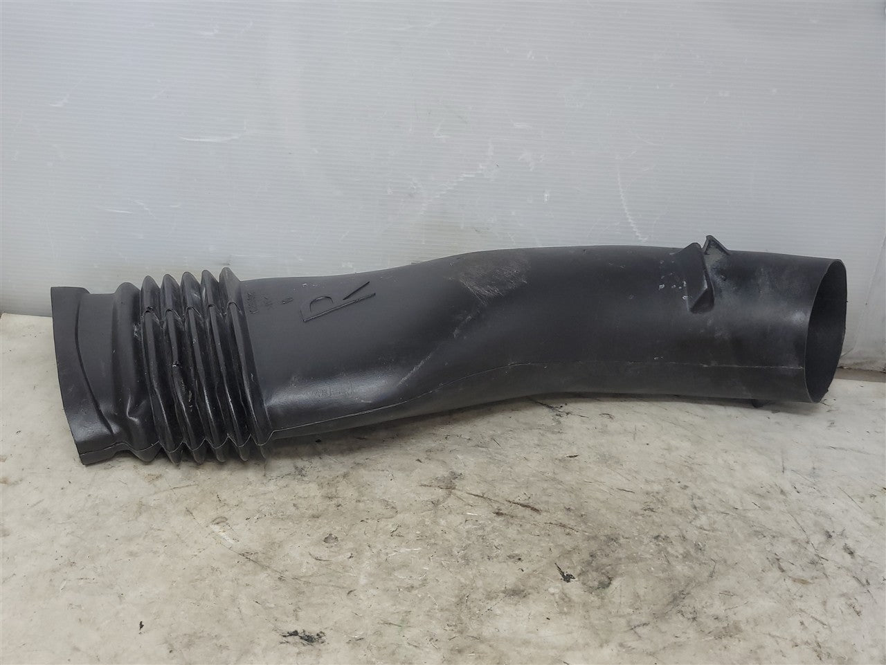 1999 CORVETTE RH PASSENGE FRONT BRAKE COOLING DUCT 33990 - image 2