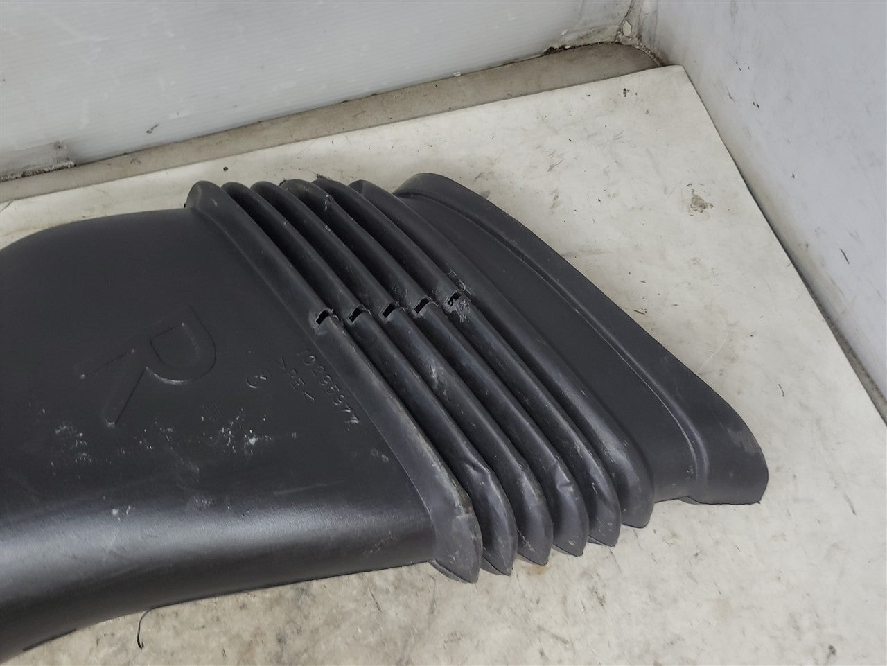 1999 CORVETTE RH PASSENGE FRONT BRAKE COOLING DUCT 33990 - image 5