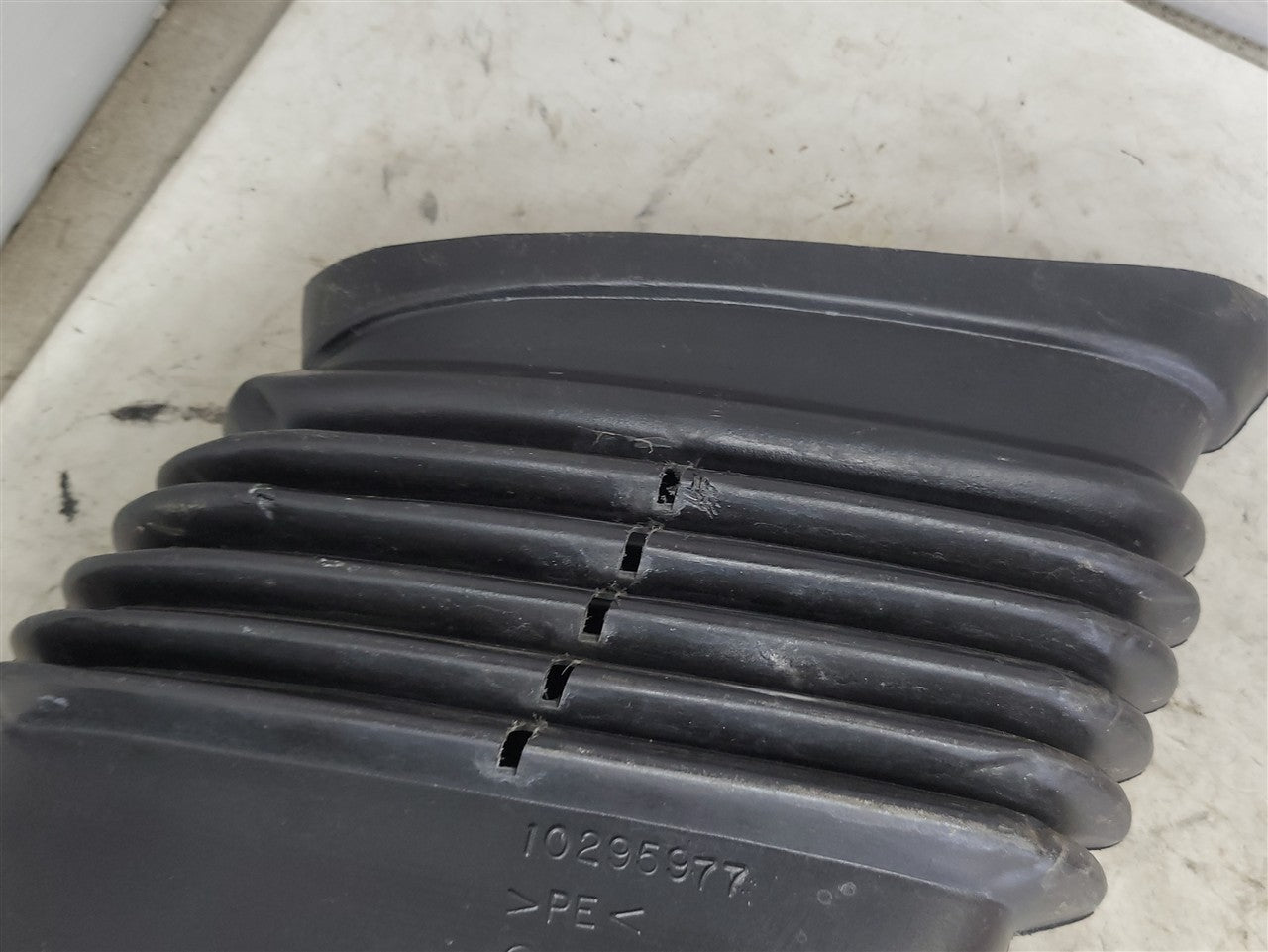 1999 CORVETTE RH PASSENGE FRONT BRAKE COOLING DUCT 33990 - image 6