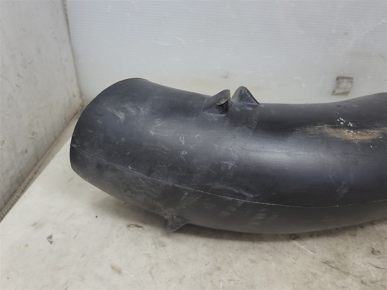 1999 CORVETTE RH PASSENGE FRONT BRAKE COOLING DUCT 33990 - image 8
