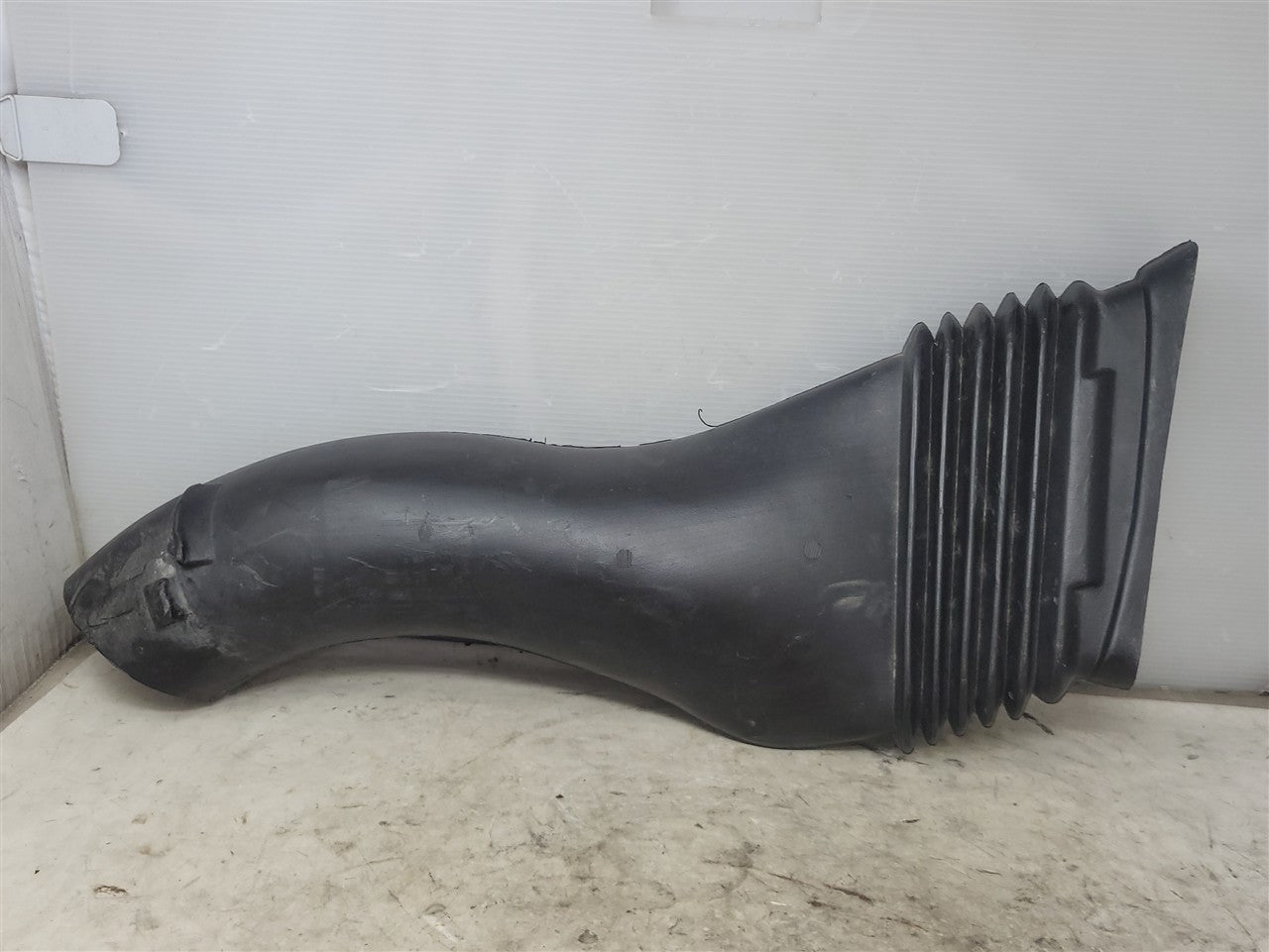 1999 CORVETTE RH PASSENGE FRONT BRAKE COOLING DUCT 33990 - image 9