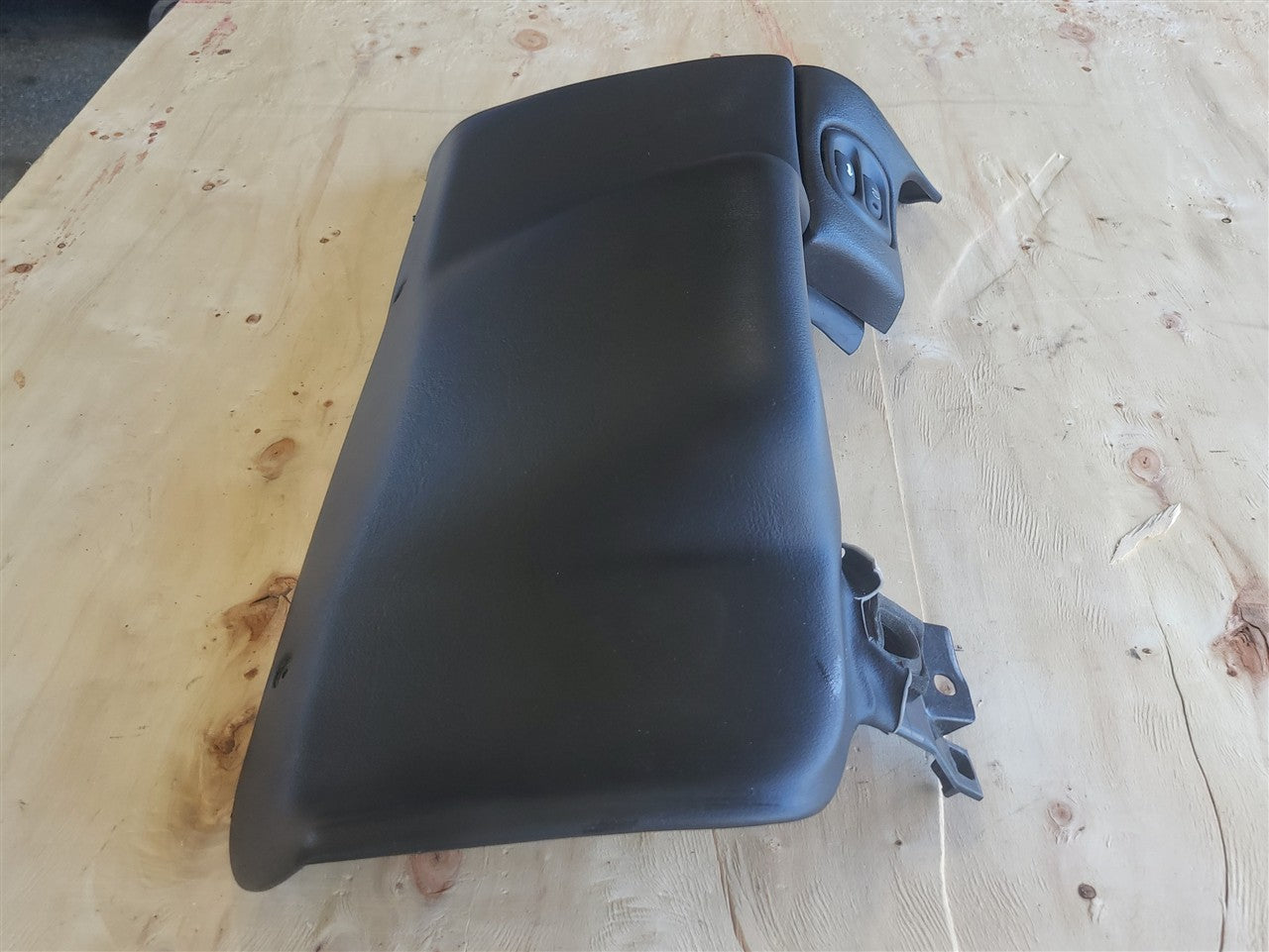 1999 CORVETTE DRIVER LOWER DASH KNEE BOLSTER TRIM 33991 - image 4