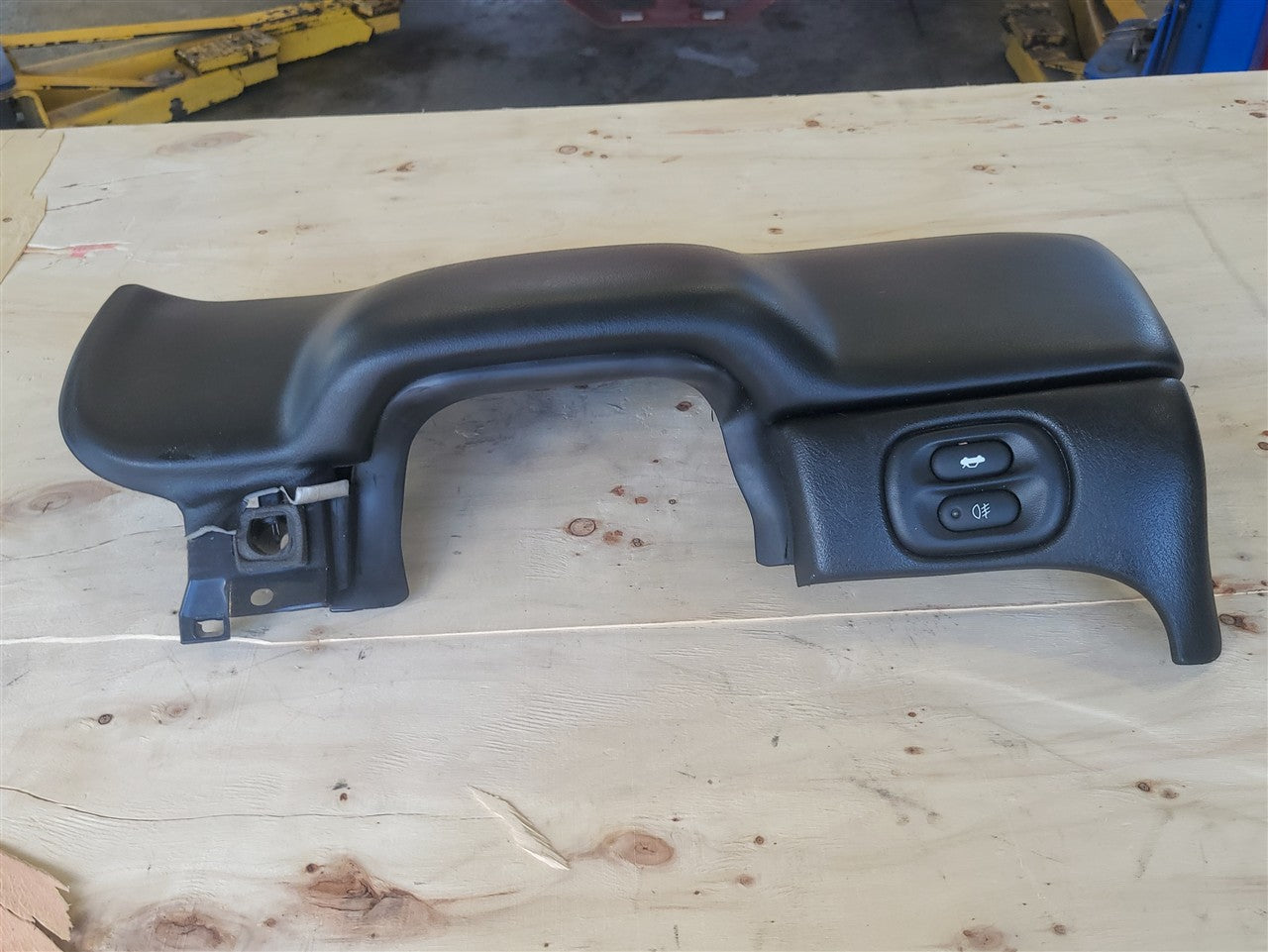 1999 CORVETTE DRIVER LOWER DASH KNEE BOLSTER TRIM 33991 - image 6