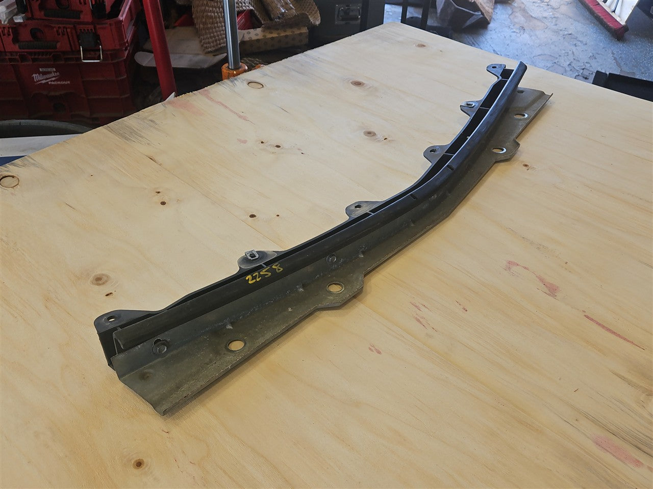 1999 CORVETTE FRONT BUMPER CENTER SUPPORT BRACKET 34000 - image 2