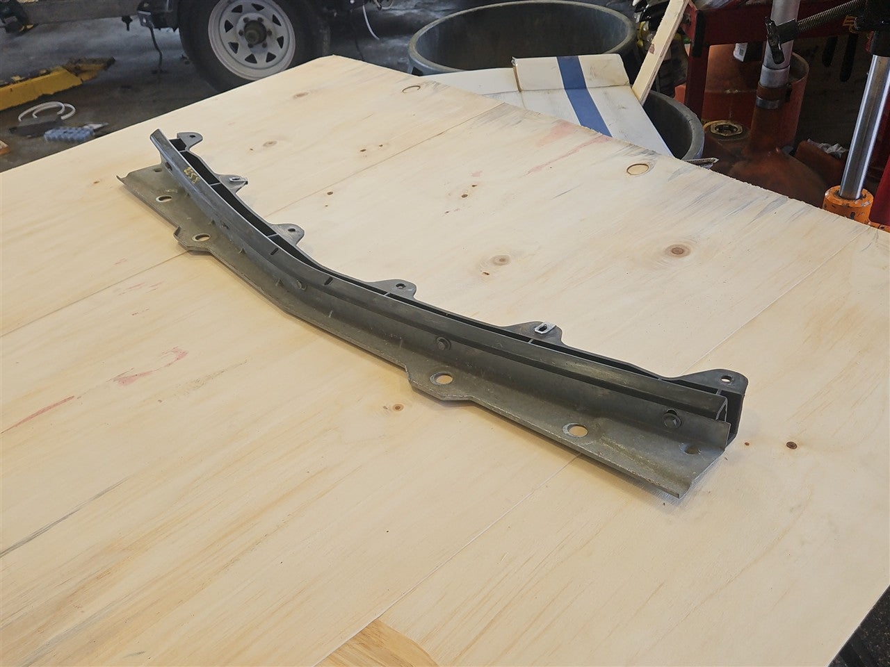 1999 CORVETTE FRONT BUMPER CENTER SUPPORT BRACKET 34000 - image 6