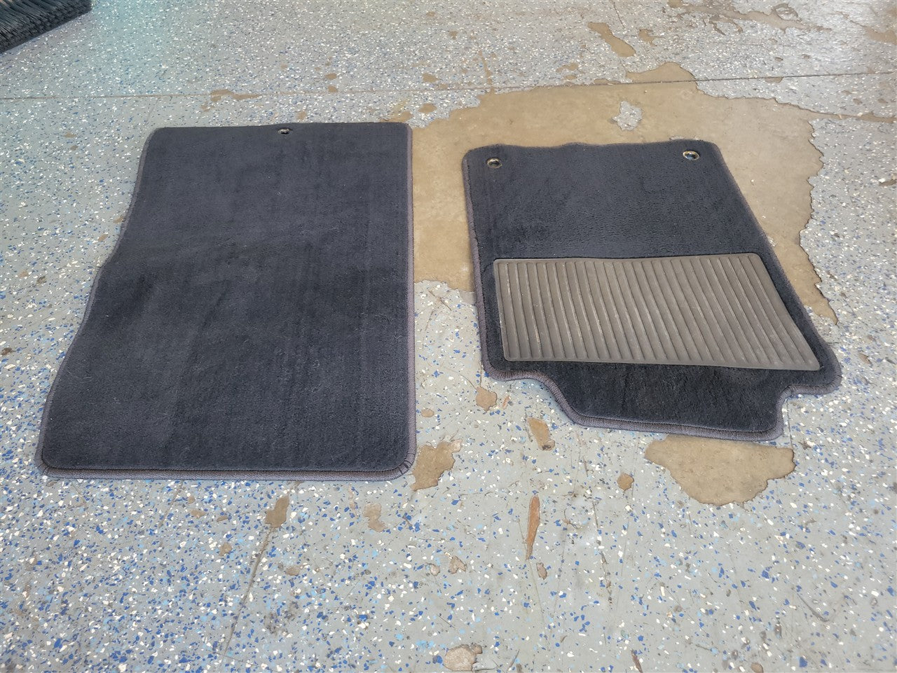1999 CORVETTE OEM FRONT FLOOR MATS PAIR BLACK 34007 - image 4