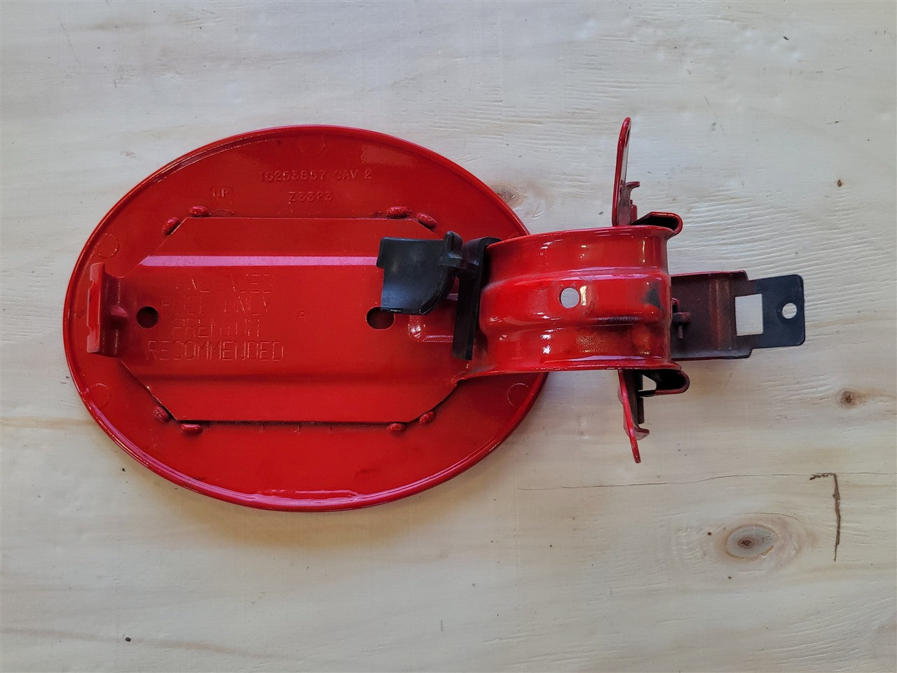 1999 CORVETTE GAS TANK FUEL FILLER DOOR TORCH RED 70U 10253857. FITS 97-04 C5 CORVETTE 34014 - image 6