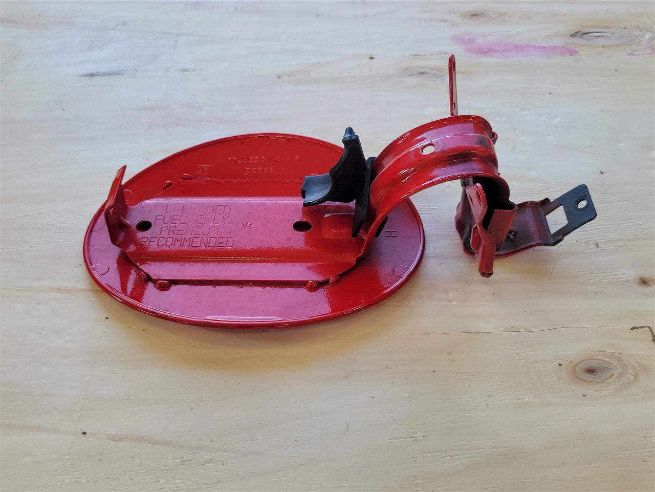 1999 CORVETTE GAS TANK FUEL FILLER DOOR TORCH RED 70U 10253857. FITS 97-04 C5 CORVETTE 34014 - image 7
