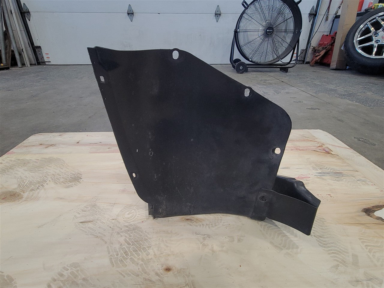 1999 CORVETTE RH PASSENGER FRONT WHEEL LINER CLOSE OUT PANEL 10298464 34021 - image 1