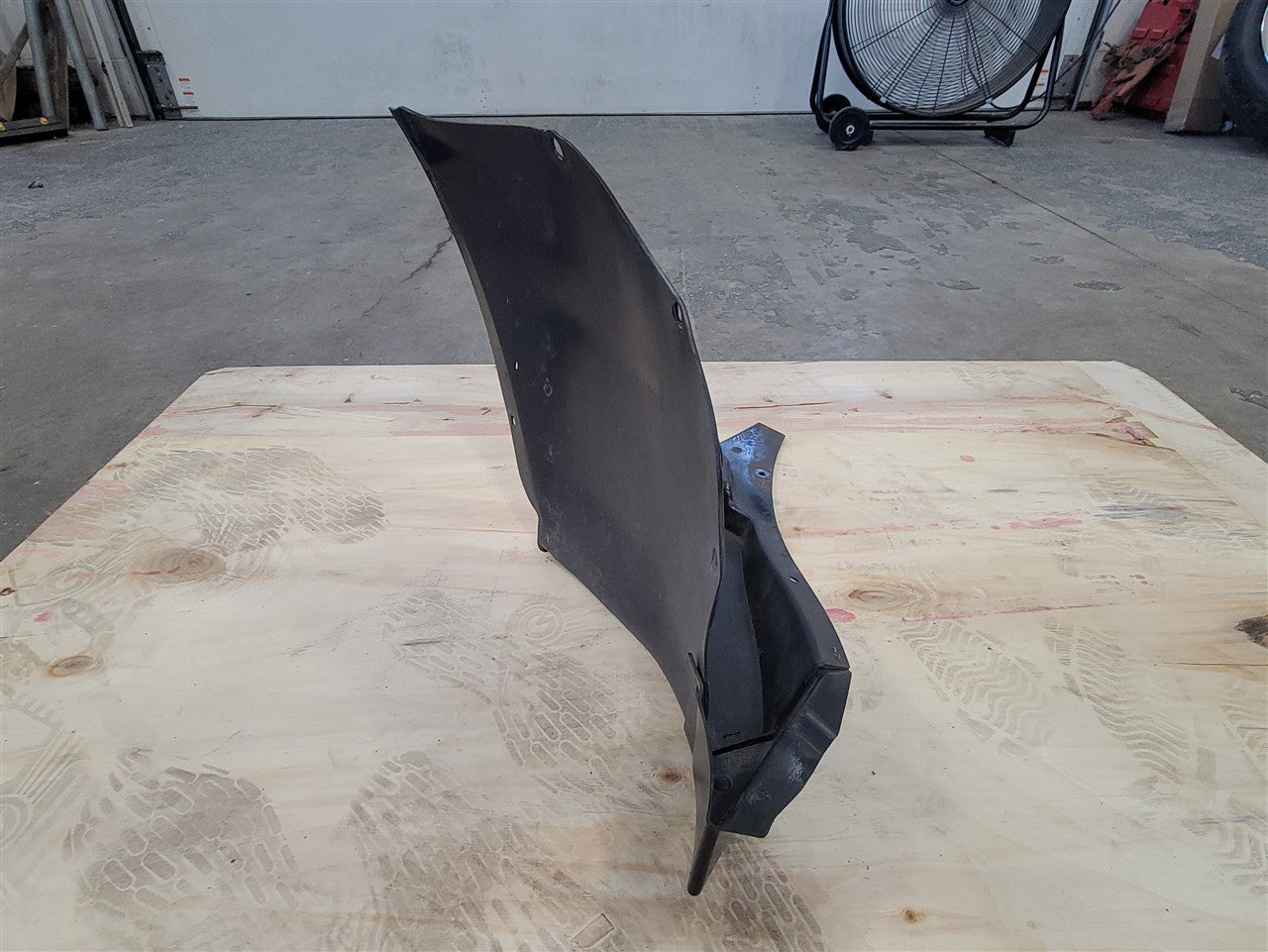 1999 CORVETTE RH PASSENGER FRONT WHEEL LINER CLOSE OUT PANEL 10298464 34021 - image 2