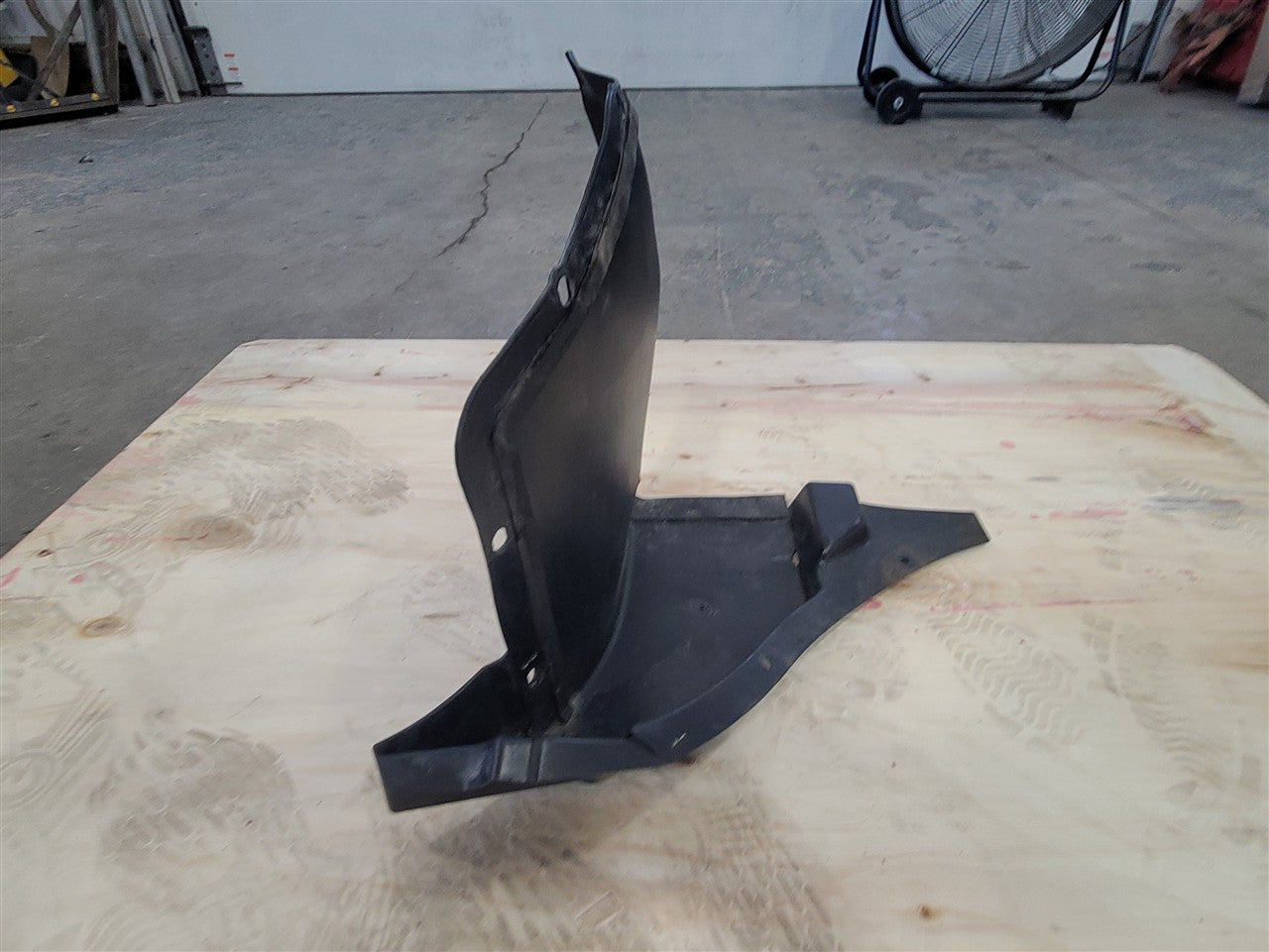 1999 CORVETTE RH PASSENGER FRONT WHEEL LINER CLOSE OUT PANEL 10298464 34021 - image 3