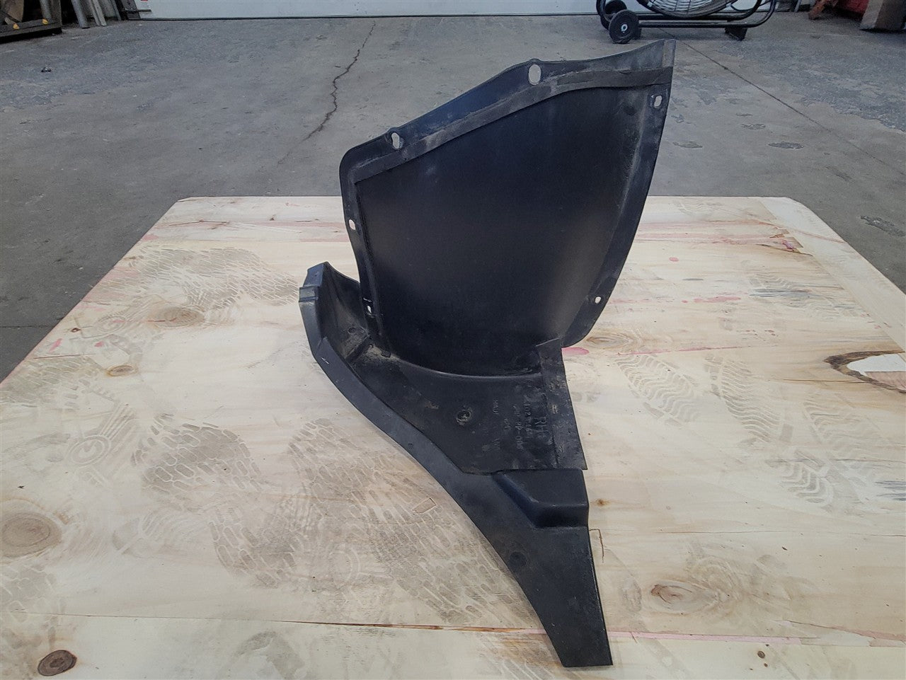 1999 CORVETTE RH PASSENGER FRONT WHEEL LINER CLOSE OUT PANEL 10298464 34021 - image 5