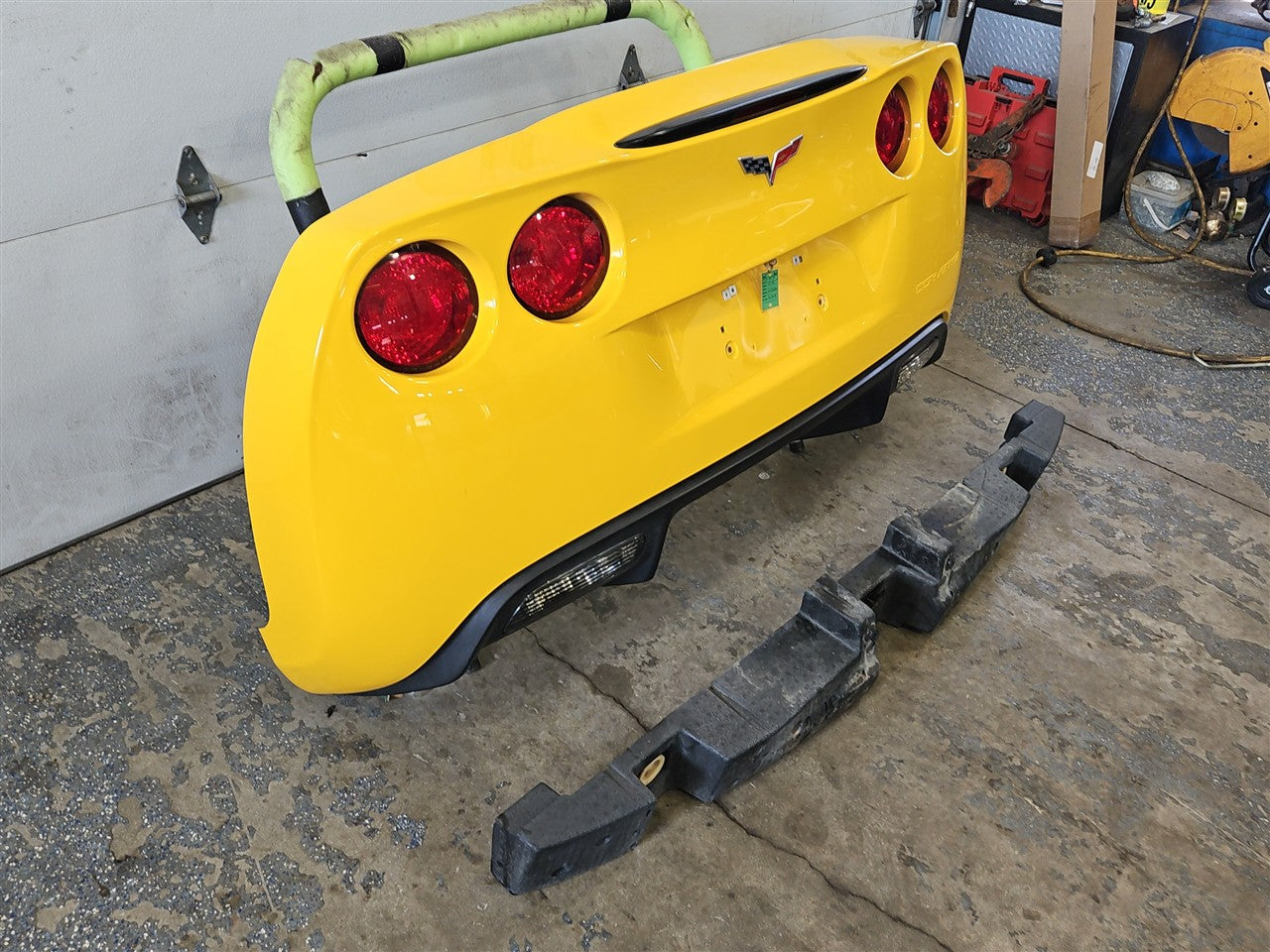 2005 CORVETTE REAR BUMPER WITH TAIL LIGHTS & FOAM REBAR 000 MILLENIUM YELLOW PAINT CODE 79U / 5593 34029 - image 2