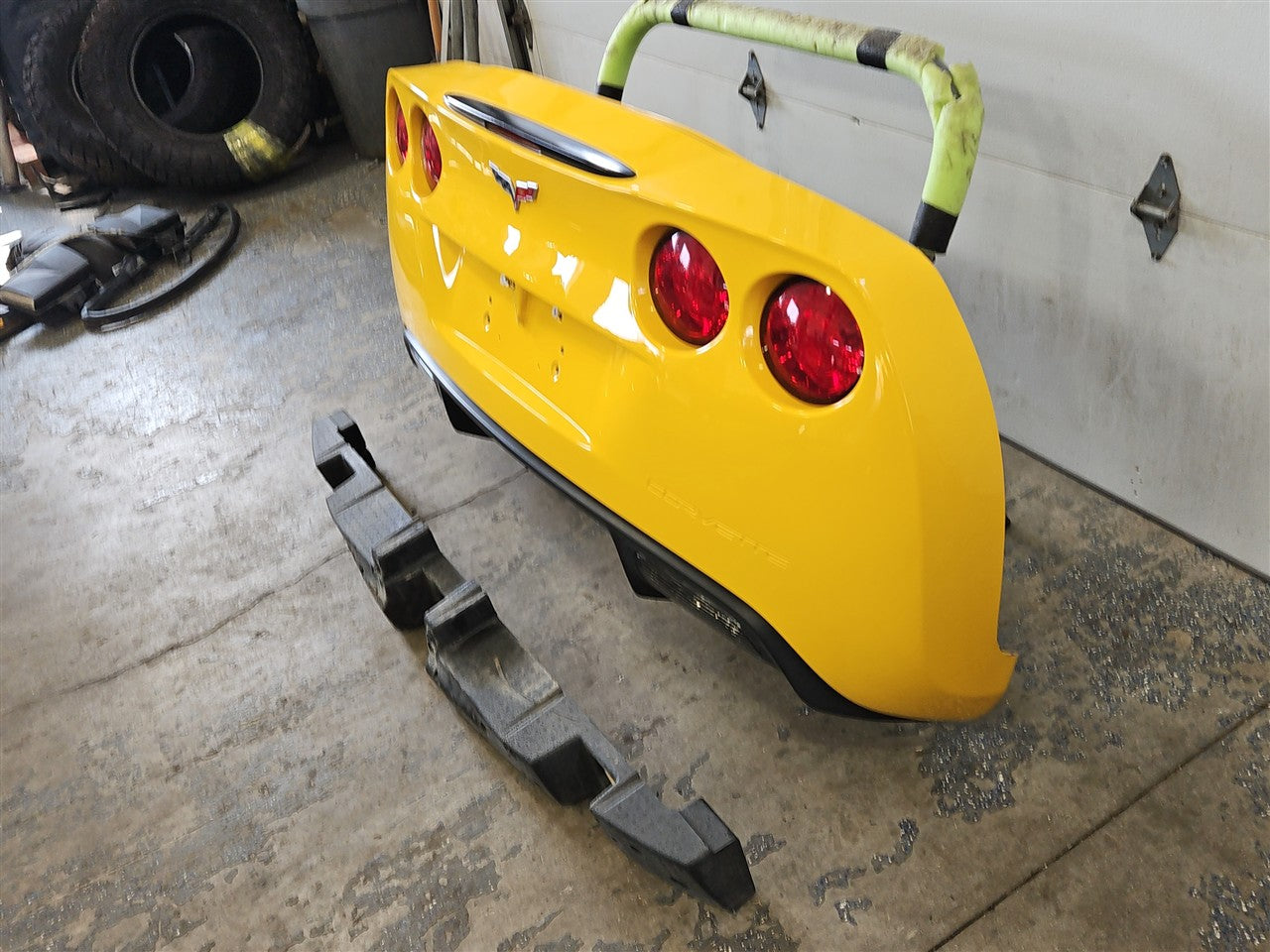 2005 CORVETTE REAR BUMPER WITH TAIL LIGHTS & FOAM REBAR 000 MILLENIUM YELLOW PAINT CODE 79U / 5593 34029 - image 4
