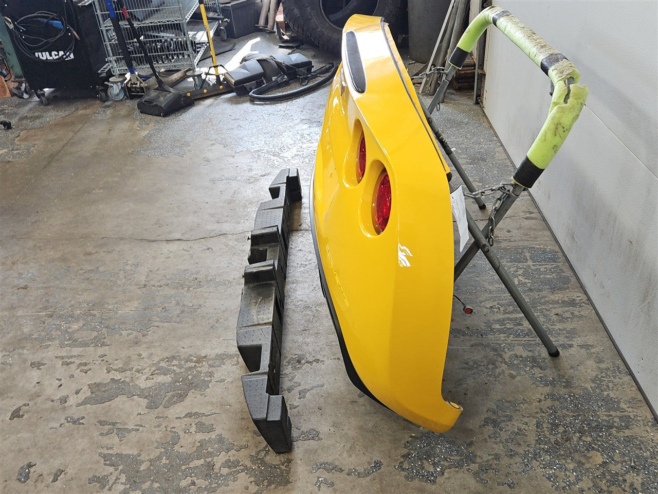2005 CORVETTE REAR BUMPER WITH TAIL LIGHTS & FOAM REBAR 000 MILLENIUM YELLOW PAINT CODE 79U / 5593 34029 - image 5