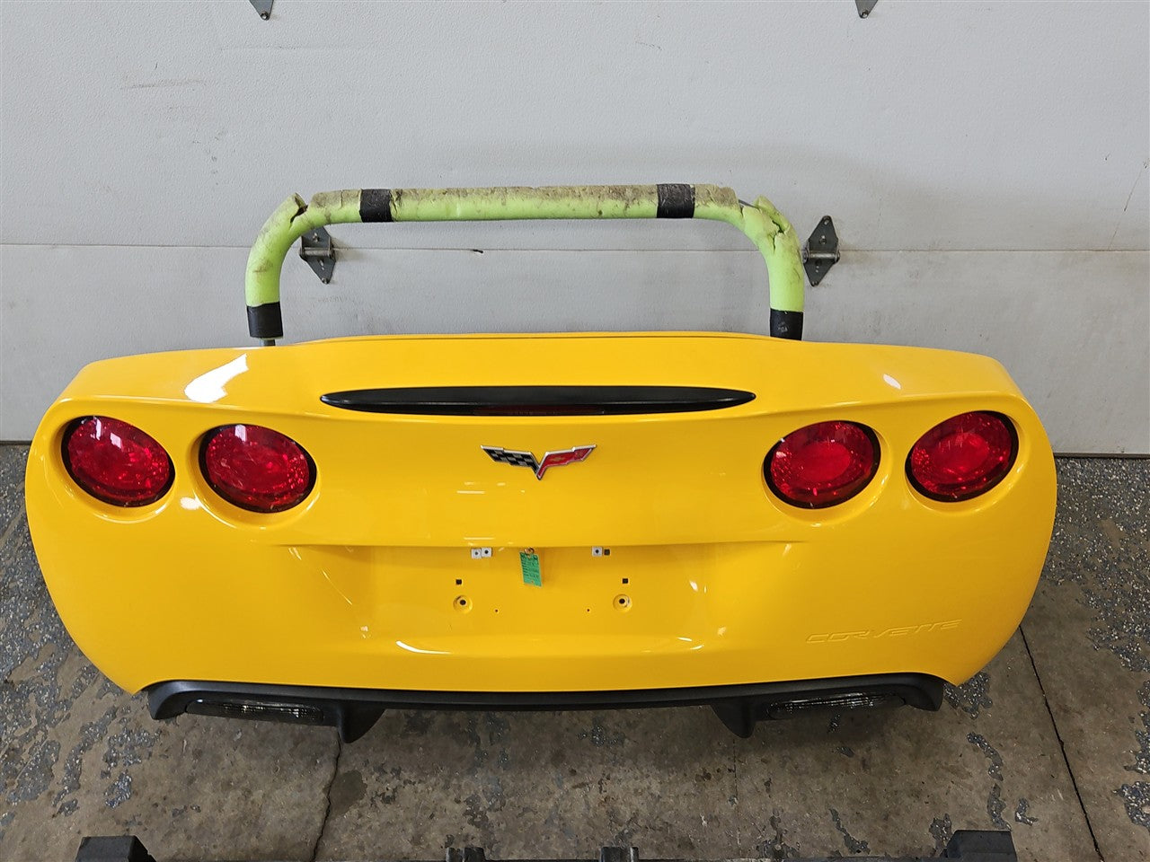 2005 CORVETTE REAR BUMPER WITH TAIL LIGHTS & FOAM REBAR 000 MILLENIUM YELLOW PAINT CODE 79U / 5593 34029 - image 6