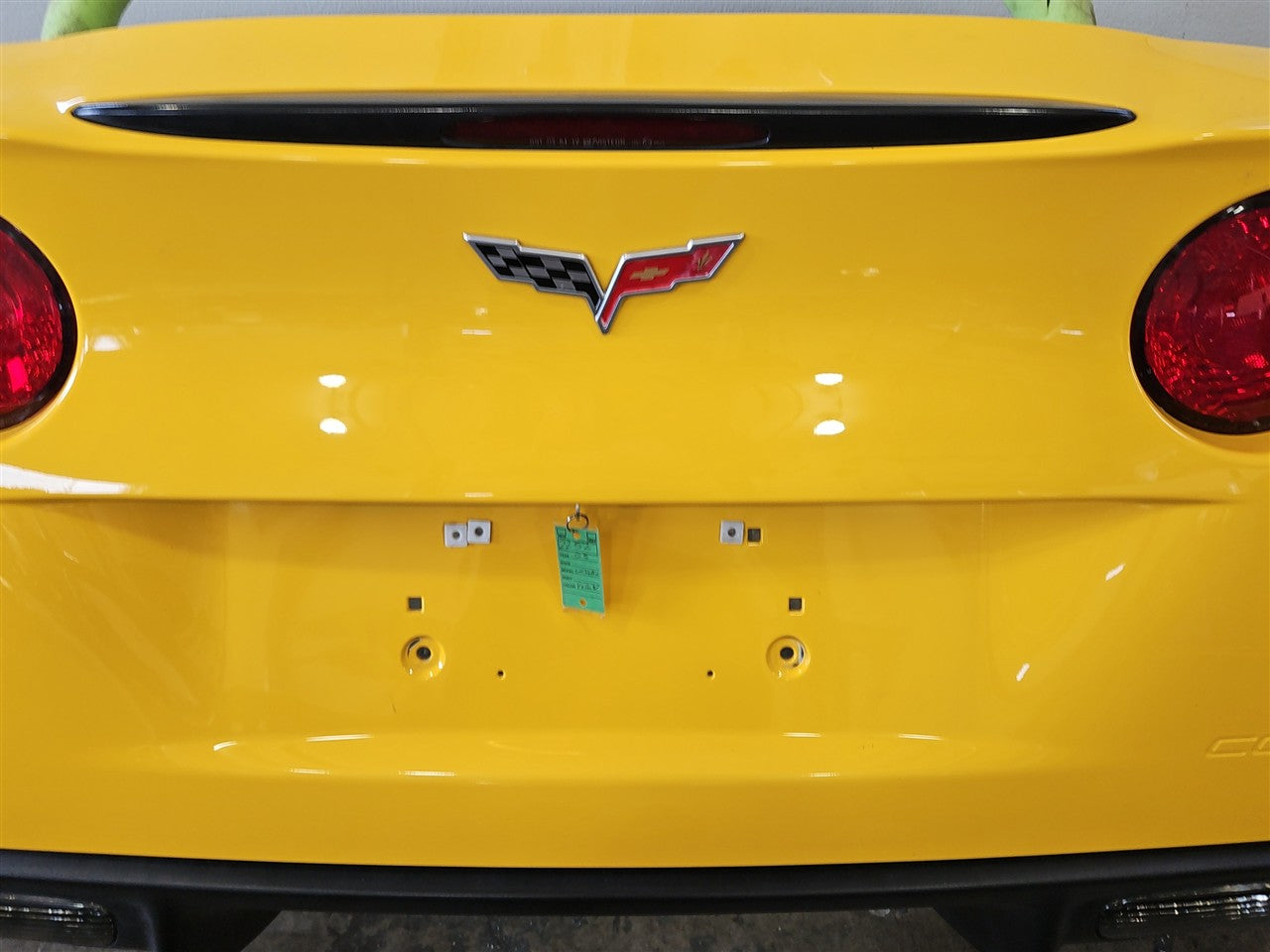 2005 CORVETTE REAR BUMPER WITH TAIL LIGHTS & FOAM REBAR 000 MILLENIUM YELLOW PAINT CODE 79U / 5593 34029 - image 9