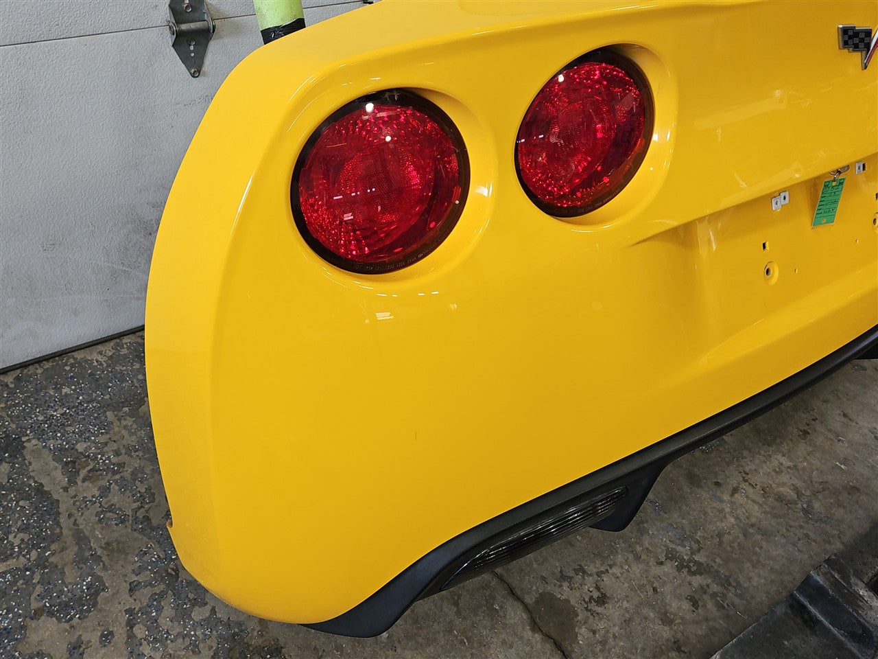 2005 CORVETTE REAR BUMPER WITH TAIL LIGHTS & FOAM REBAR 000 MILLENIUM YELLOW PAINT CODE 79U / 5593 34029 - image 10