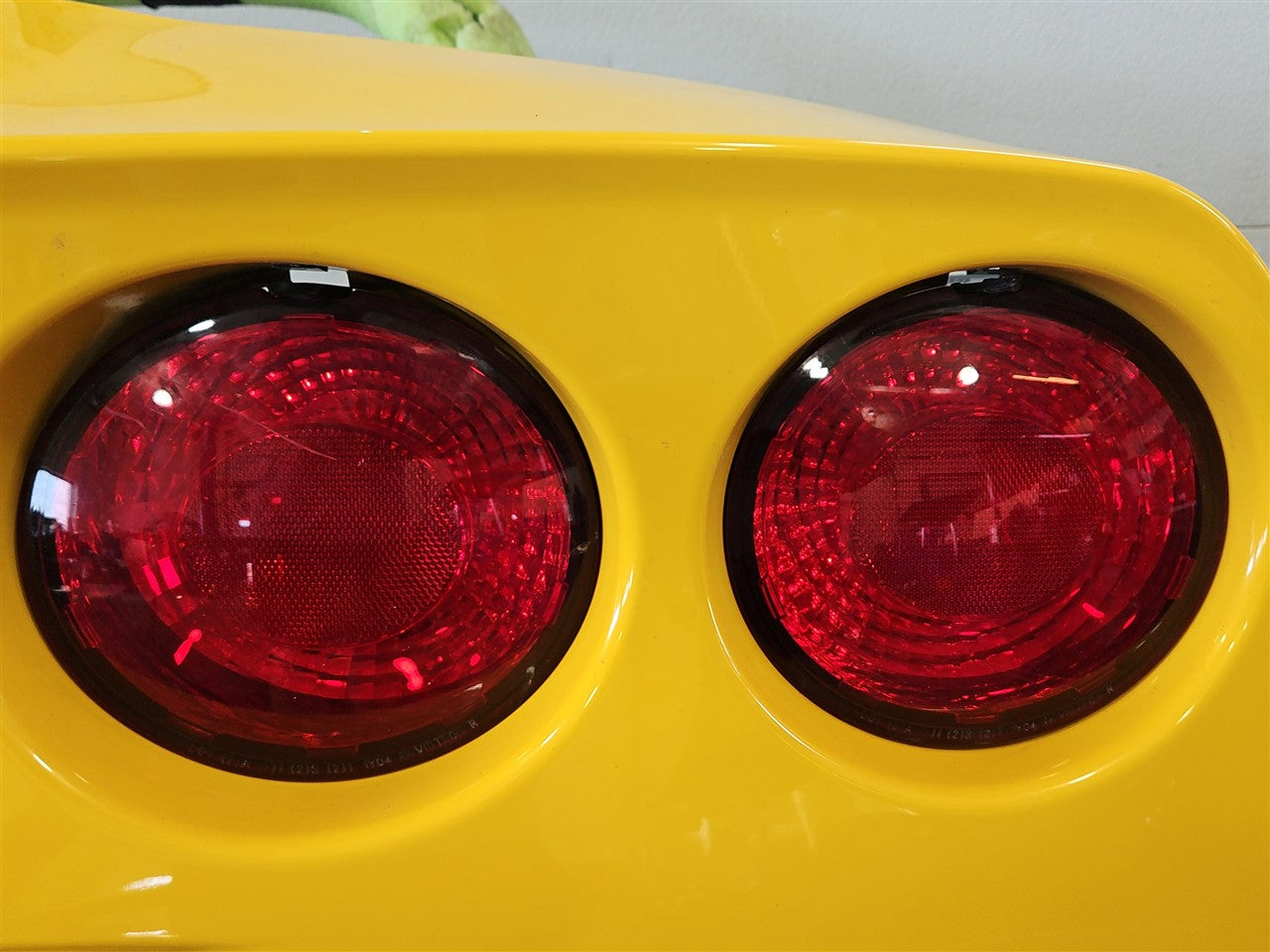 2005 CORVETTE REAR BUMPER WITH TAIL LIGHTS & FOAM REBAR 000 MILLENIUM YELLOW PAINT CODE 79U / 5593 34029 - image 13